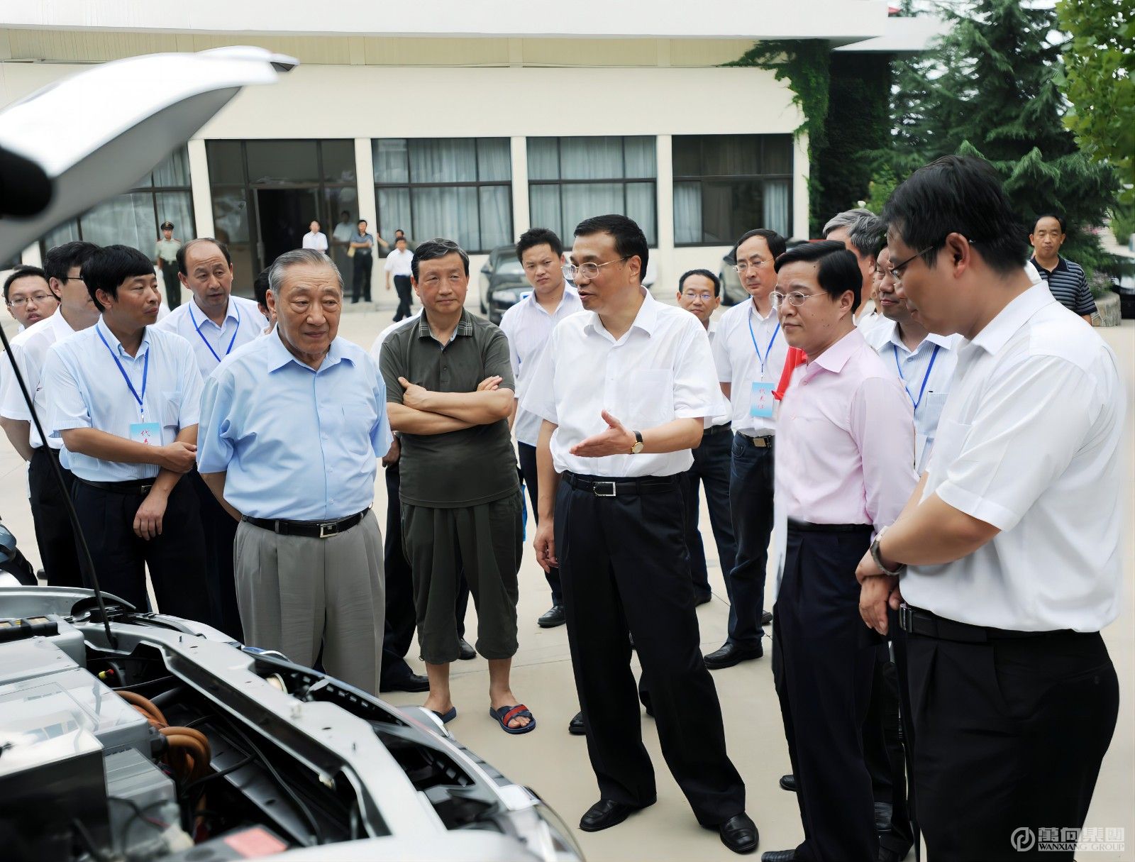 2009年8月5日，國務院副總理李克強等國家領導人在北戴河聽取萬向電動汽車匯報。(1).jpg