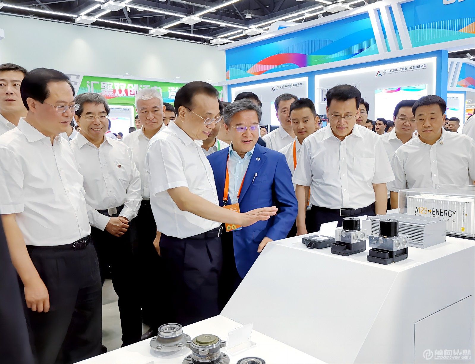2019年6月13日，中央政治局常委，國務院總理李克強出席在杭州舉行的雙創(chuàng)周活動時，在萬向展臺聽取了魯偉鼎董事長的介紹。(1).jpg